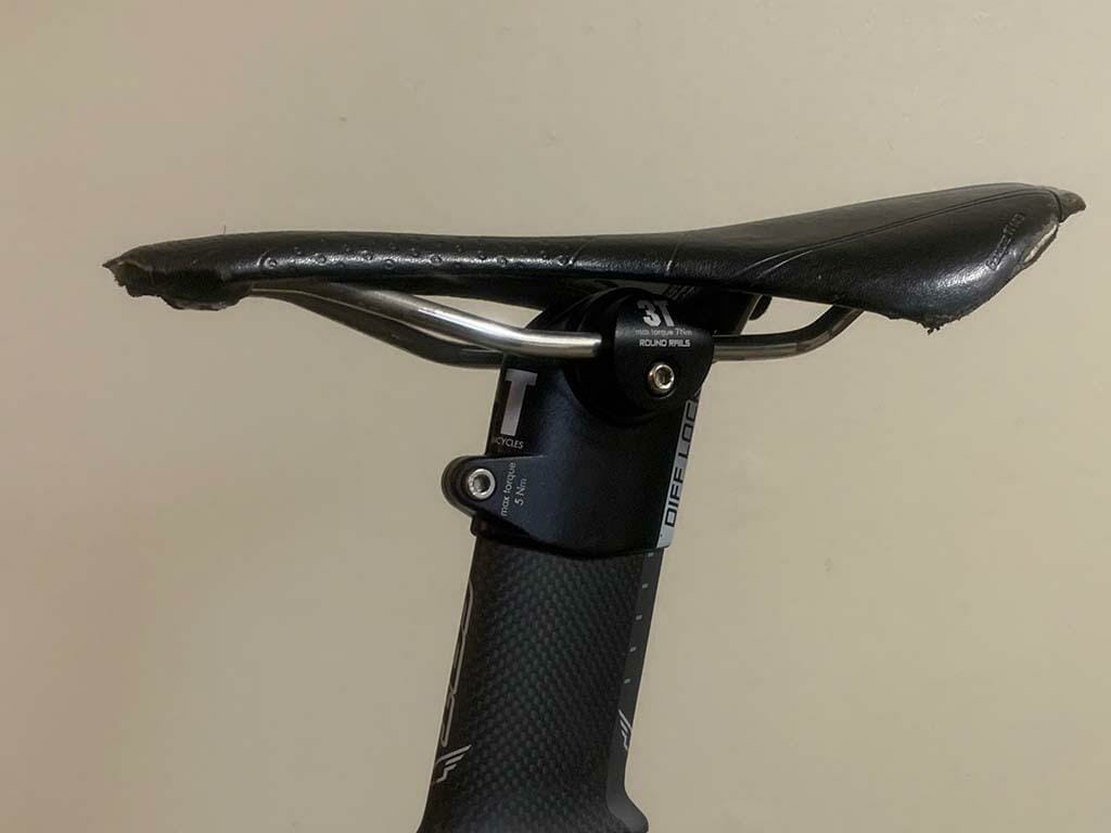 Aero seat post showing elongated seat post