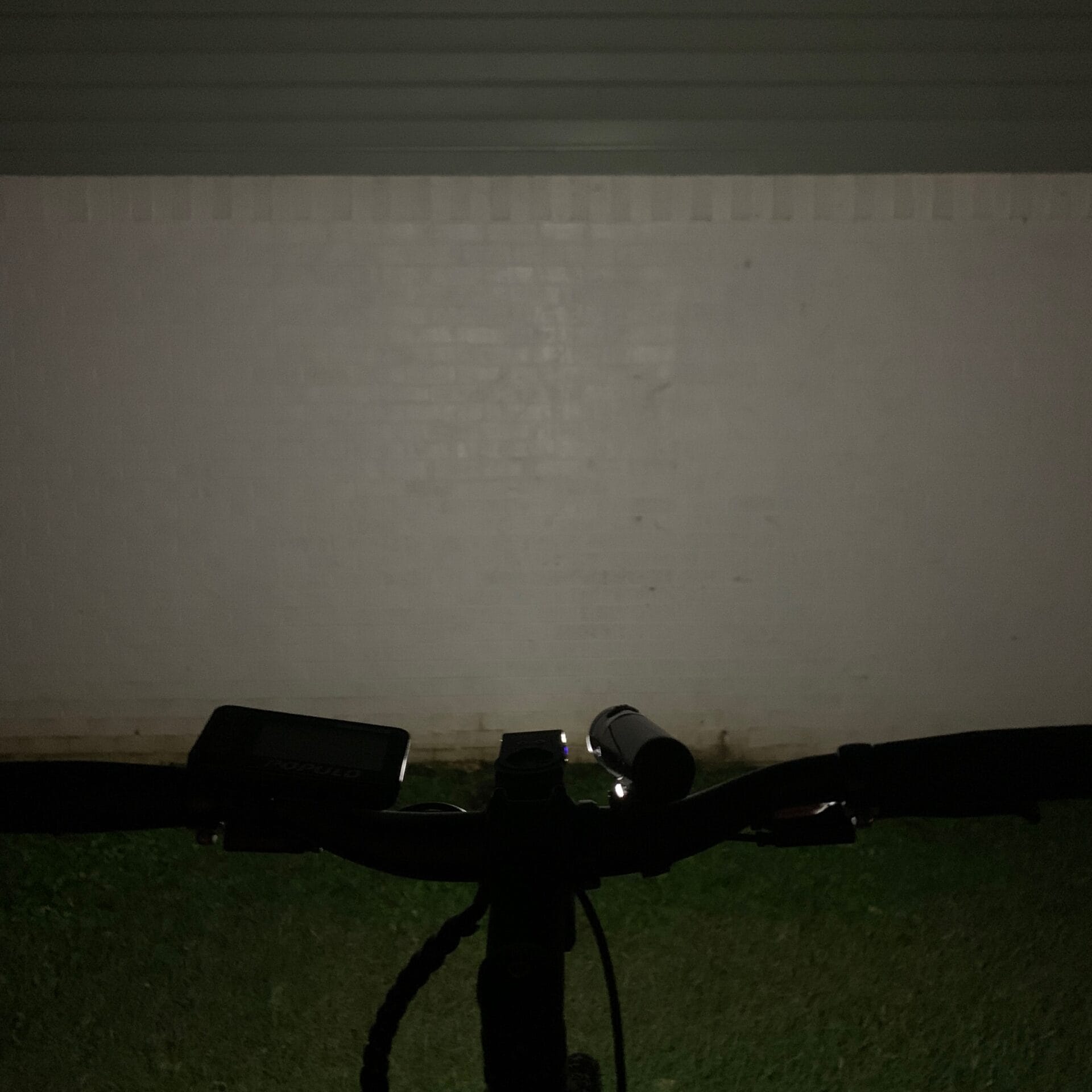 KOM Cycling qr 350 lm shining against wall