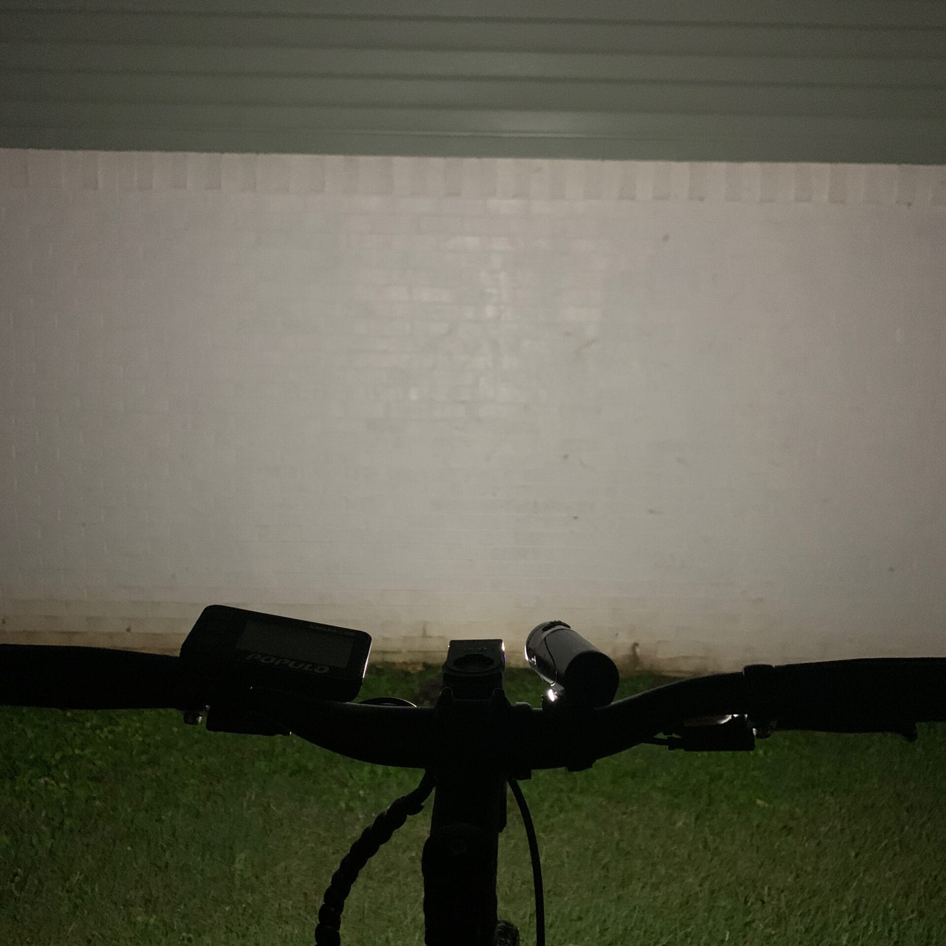 KOM Cycling qr 350 lm shinning against wall medium mode
