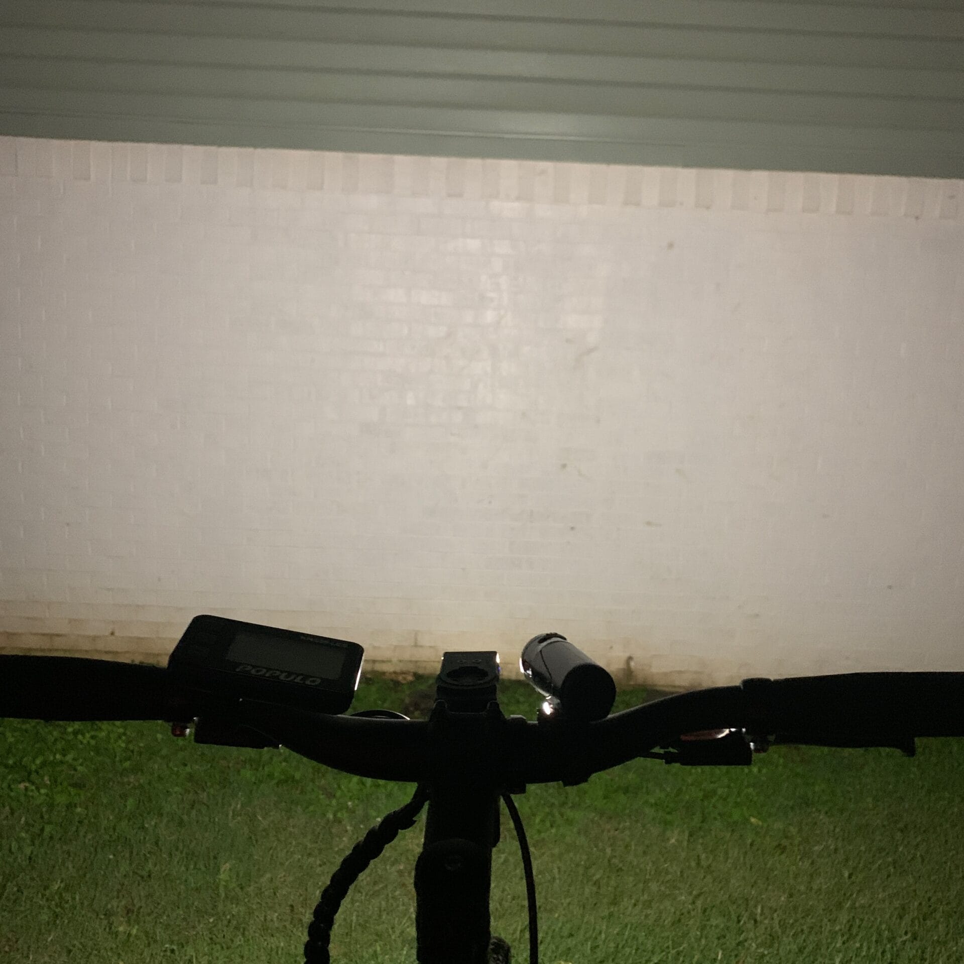 KOM Cycling 350 Lm High mode shinning against wall.
