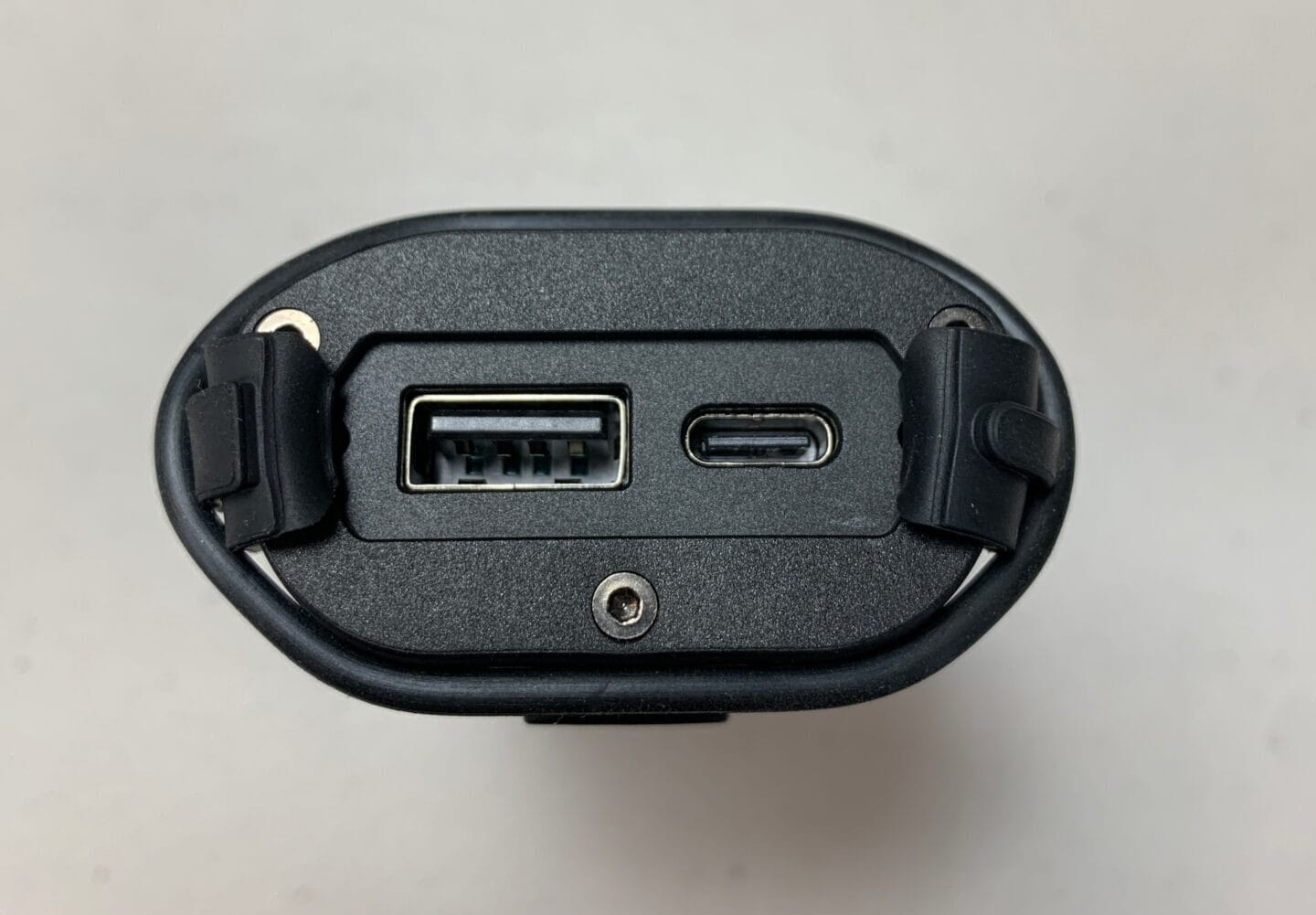 Backside of the Ravemen PR2000 with the usb Ports uncovered